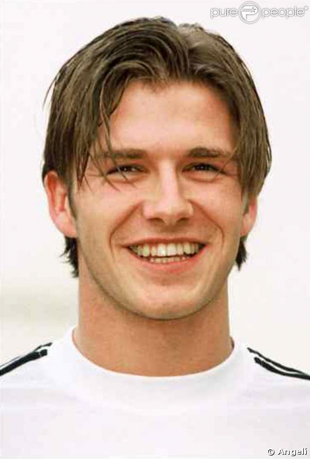 En  1998 , David Beckham  c'était pas vraiment ça... Ici en promotion pour Adidas il ne ressemble qu'à un.... footballeur. Rien de très sexy ! 
